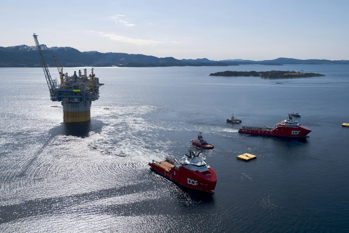 How much do offshore oil and gas workers earn in Australia?